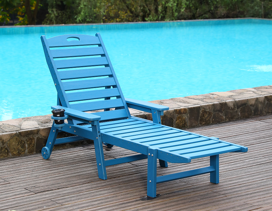 Duikklare blauwe Adirondack-loungestoel van HDPE aan het zwembad